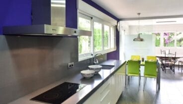 Cocina moderna en un chalet en venta en la zona Toscal de Jávea – Terramar Costa Blanca