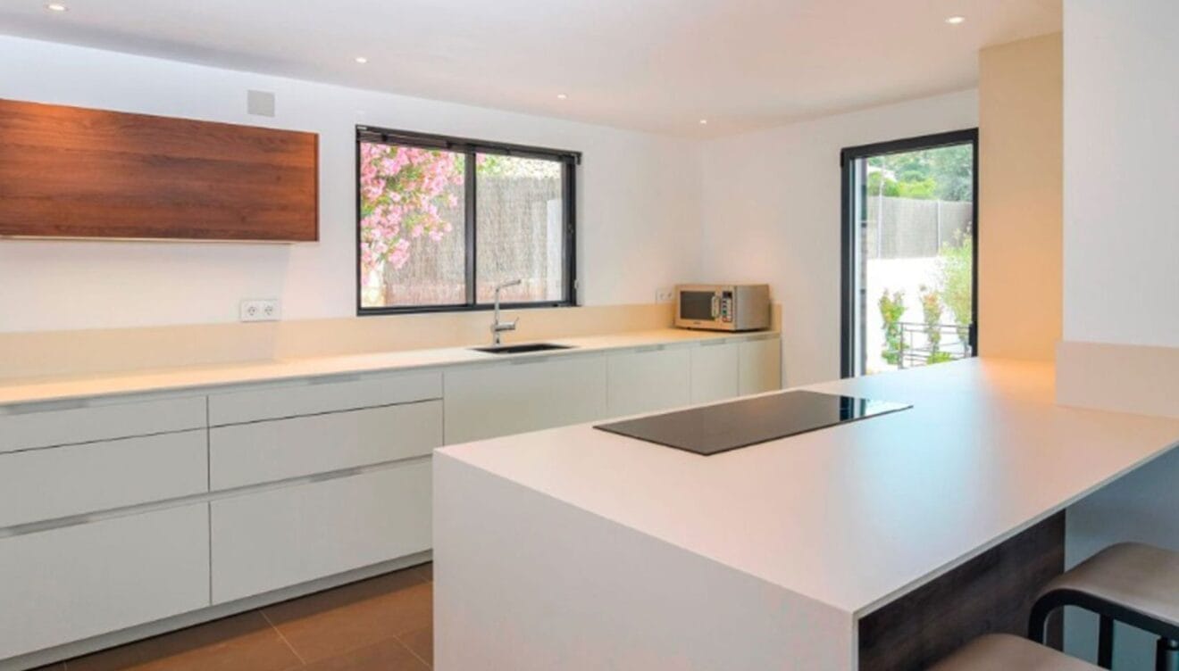 Una de las dos cocinas de una villa en venta en el puerto de Jávea - MORAGUESPONS Mediterranean Houses