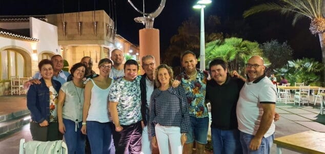 Imagen: Colla Xirimitab's con los padres de Marta en el momento de la entrega