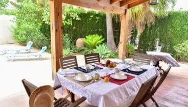 Comedor exterior en un chalet en venta en la zona Toscal de Jávea – Terramar Costa Blanca