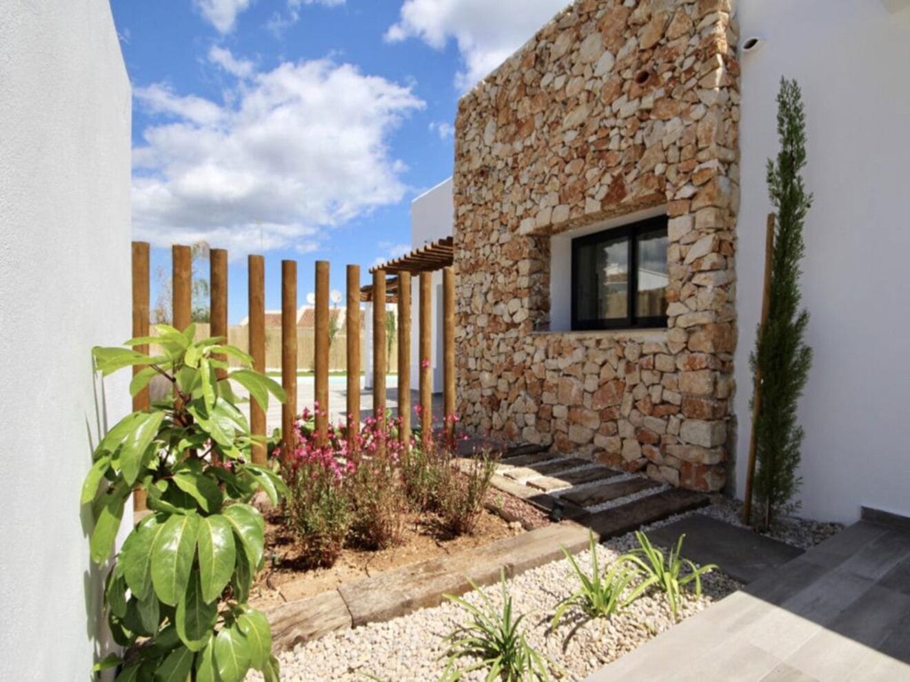 Detalle del exterior de un chalet en venta en la zona de Pinosol en Jávea - Atina Inmobiliaria