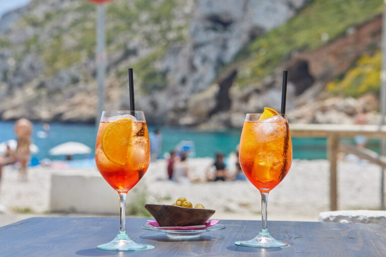 Disfruta de tu copa con vistas al mar en La Bandideta