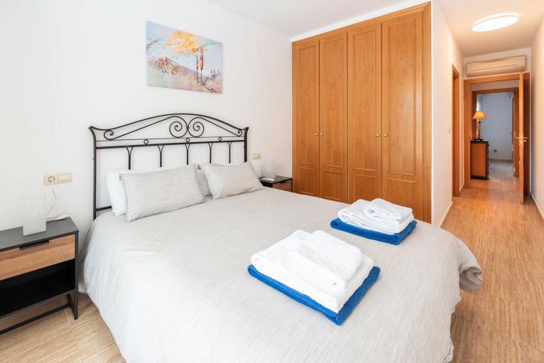 Dormitorio de un apartamento de alquiler en Jávea - Quality Rent a Villa