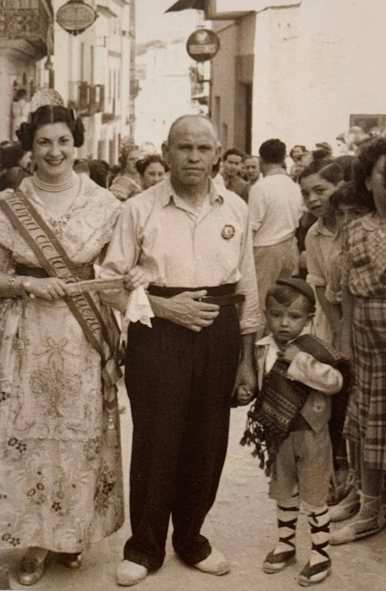 El presidente Francisco Pastor, impulsor de Les Fogueres, con la reina de Fogueres
