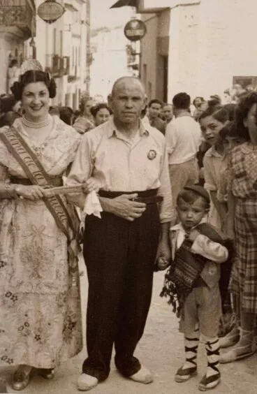 El presidente Francisco Pastor, impulsor de Les Fogueres, con la reina de Fogueres