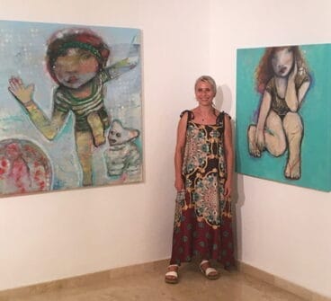 Empar Boix junto a sus obras