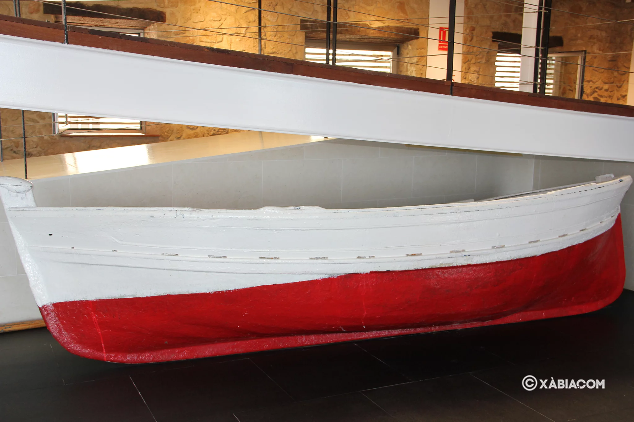 En el interior de la sala se acoge una muestra de una barca tradicional