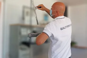 El equipo de limpieza utiliza productos específiicos – Quality Rent a Villa