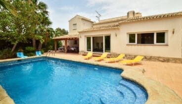 Piscina privada en un chalet en venta en la zona Toscal de Jávea – Terramar Costa Blanca
