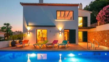 Vista exterior nocturna de una villa en venta en el puerto de Jávea – MORAGUESPONS Mediterranean Houses
