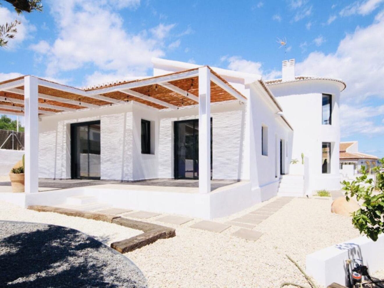 Exterior de un chalet en venta en la zona de Pinosol en Jávea - Atina Inmobiliaria