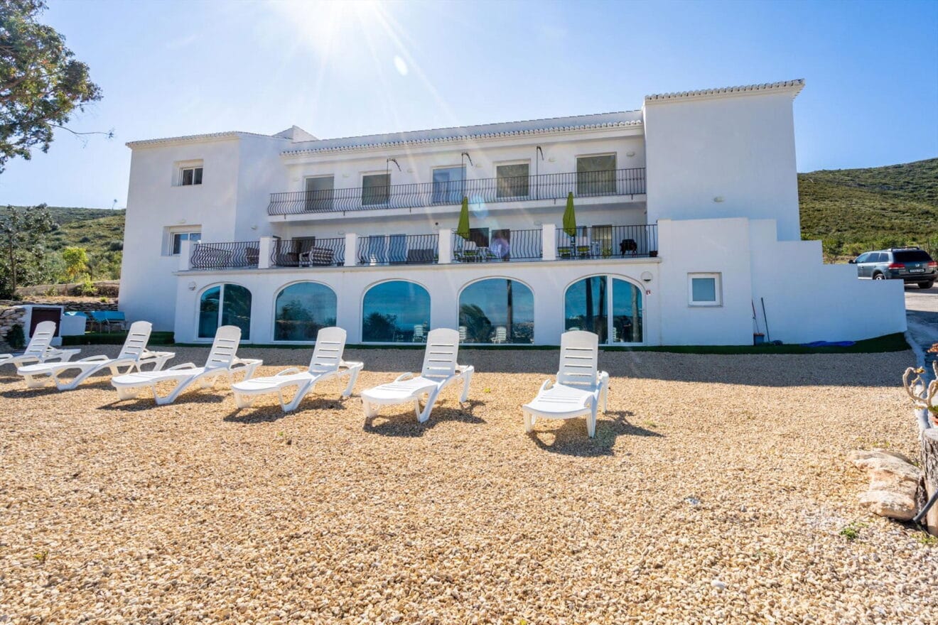 Fachada de una villa de alquiler vacacional en Jávea - Aguila Rent a Villa