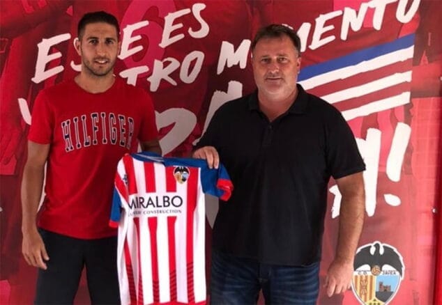 Imagen: Hucha con el directivo Cardona