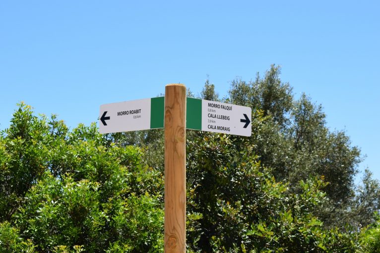 Indicaciones de la nueva ruta senderista por acantilados de Benitatxell