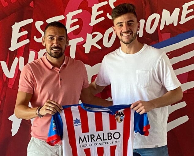 Imagen: Javi Bas centrocampista del CD Jávea