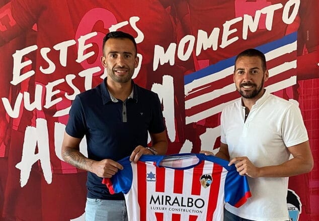 Imagen: Javi Hernández tras su renovación con el CD Jávea
