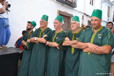 Las filaes moras y cristianas visitan el centro histórico (53)