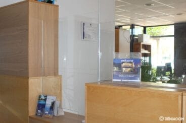 Mampara protectora en la oficina de Quality Rent a Villa