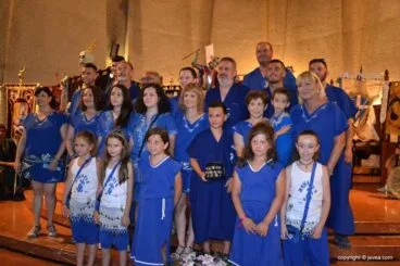 Miembros de la Filà Baharis en la ofrenda a Sant Jaume