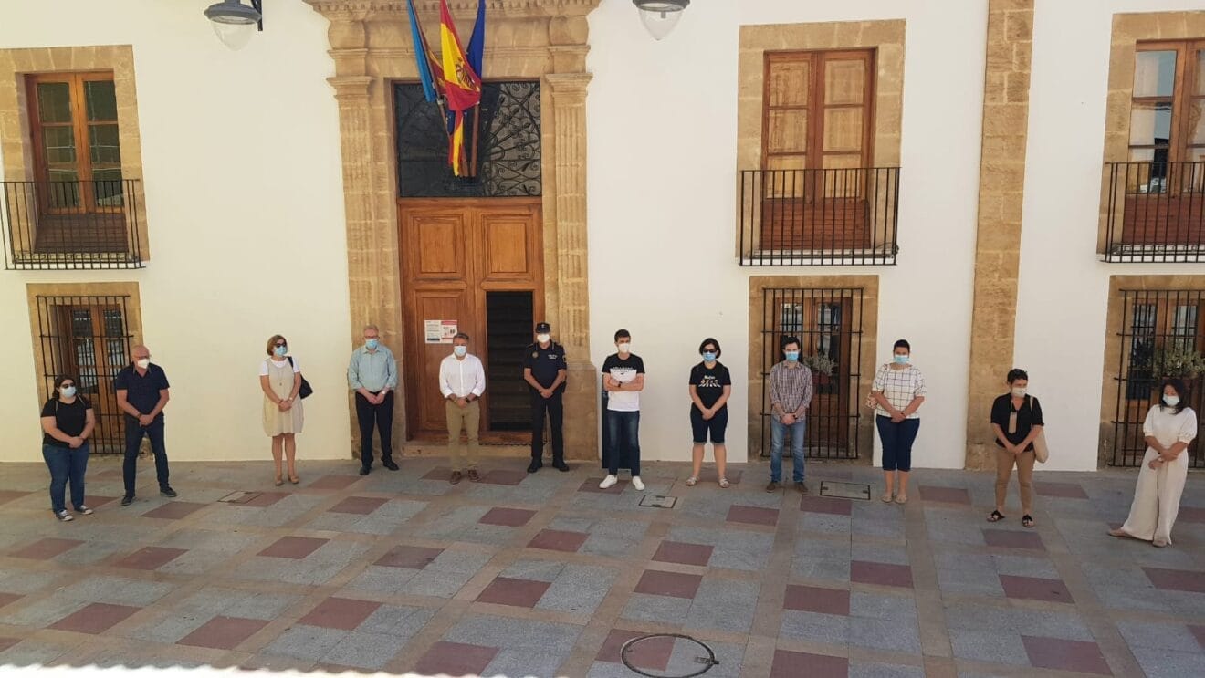 Minuto de silencio por las víctimas del COVID-19