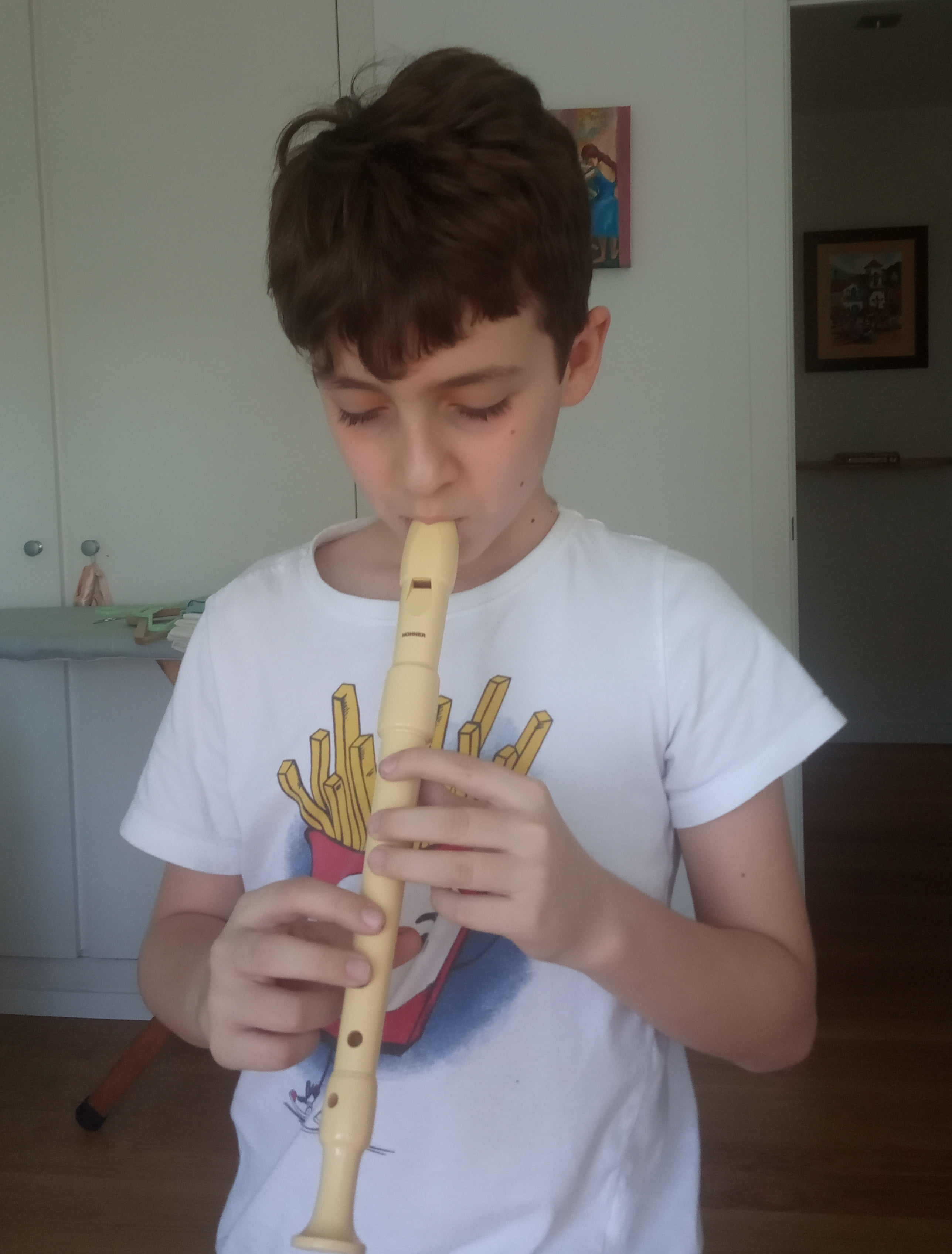 Niño tocando la flauta dulce
