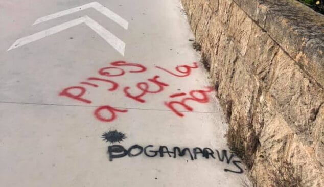 Imagen: Pintada contra el turismo en el Primer Montañar