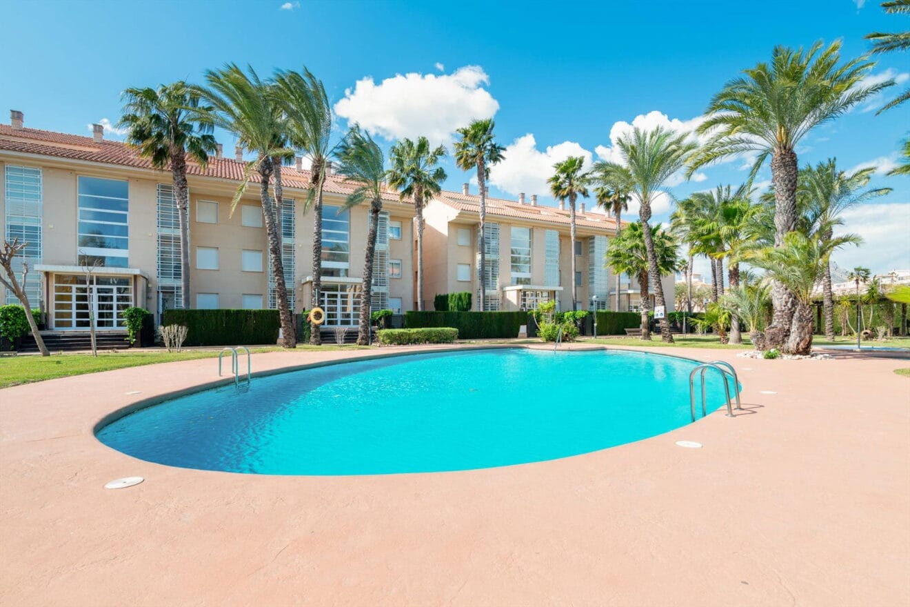 Piscina de un apartamento de alquiler en Jávea - Quality Rent a Villa