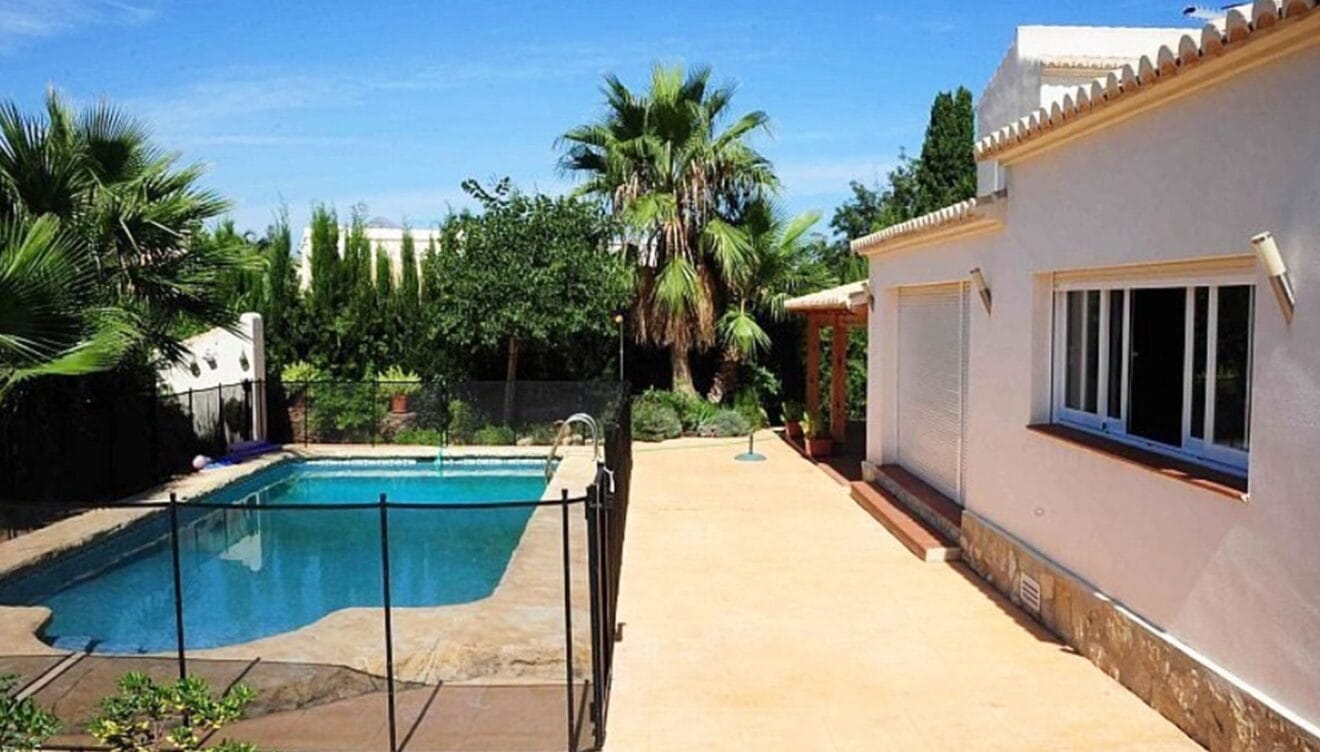 Piscina con protecciones en un chalet en venta en la zona Toscal de Jávea - Terramar Costa Blanca