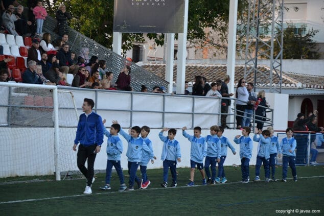 Imagen: Prebenjamines del CD Jávea desfilando ante la tribuna