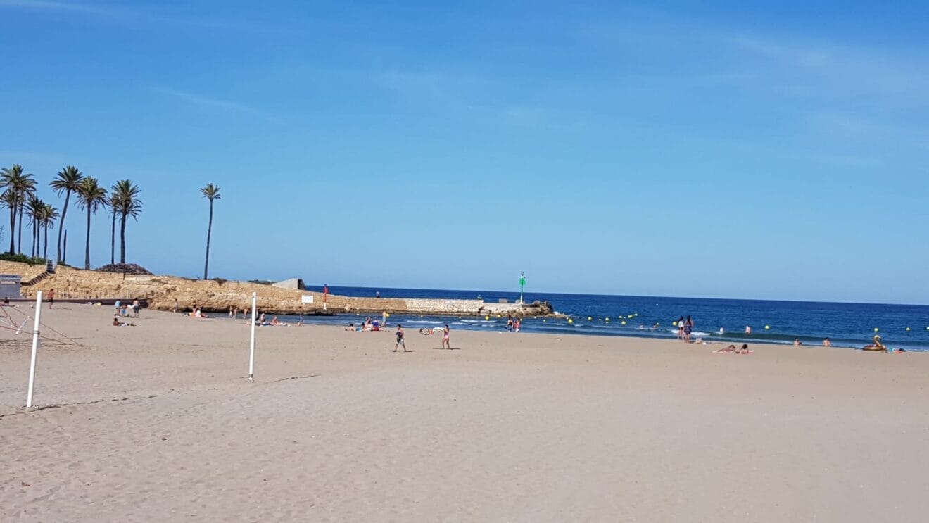 Primer día de acceso a la playa en la desescalada