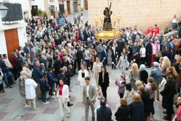 Representantes de Fogueres 2022 (en el centro) en la procesión del Nazareno