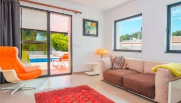 Salón con salida a la piscina en una villa en venta en el puerto de Jávea – MORAGUESPONS Mediterranean Houses