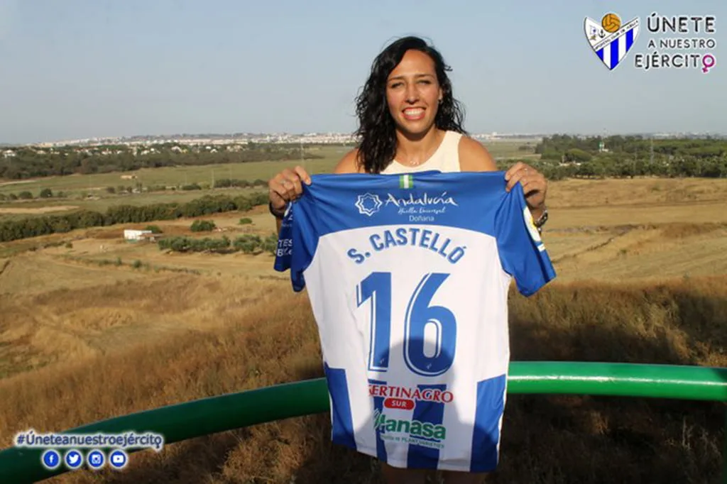 Sandra Castelló con la camiseta del club onubense