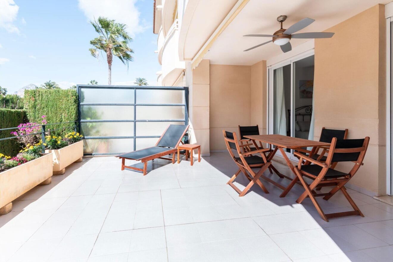 Terraza de un apartamento de alquiler en Jávea - Quality Rent a Villa