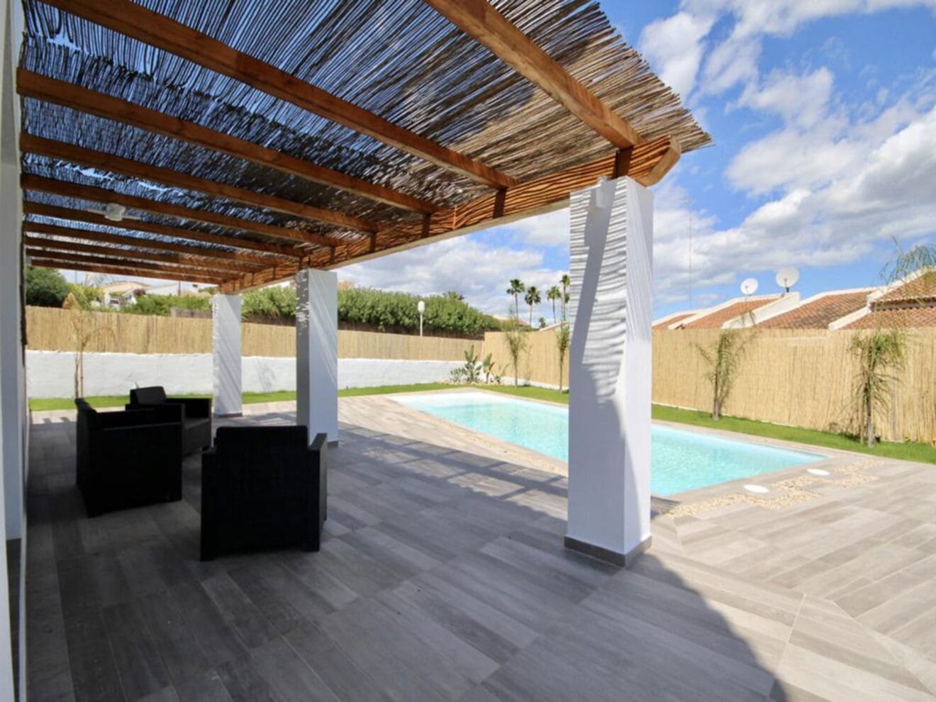 Zona exterior de un chalet en venta en la zona de Pinosol en Jávea - Atina Inmobiliaria