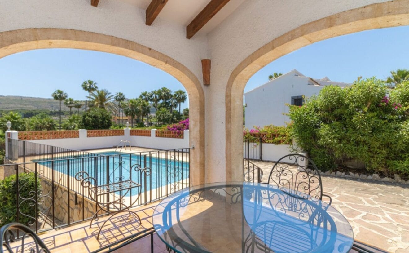 Terraza cubierta de un chalet en venta en Jávea - Vicens Ash Properties
