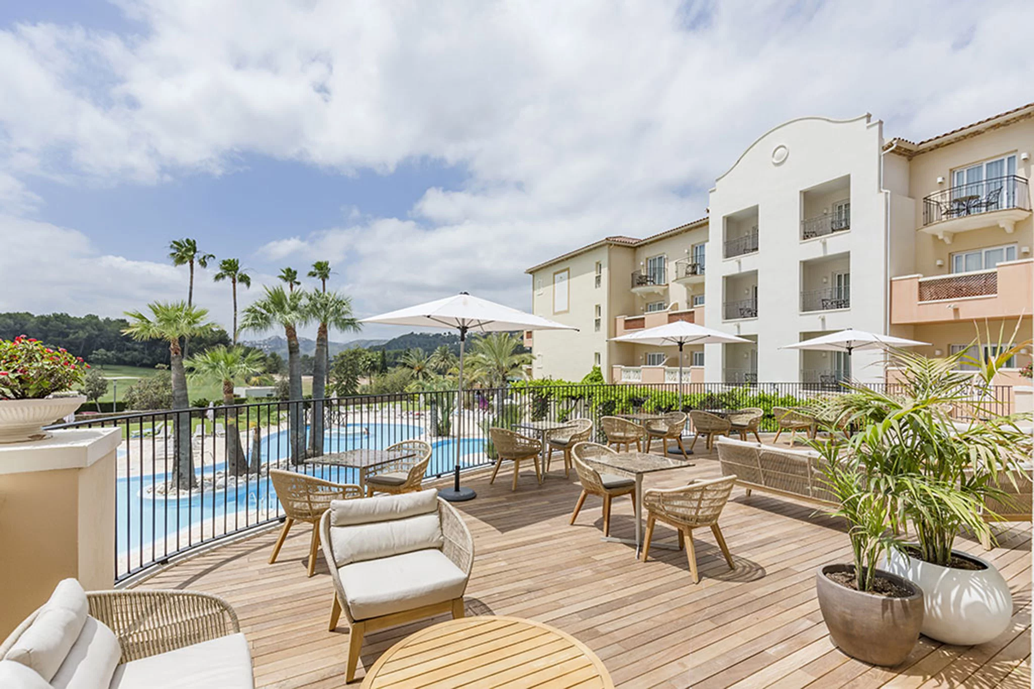 Gran terraza junto a la piscina – Hotel Dénia Marriott La Sella Golf Resort & Spa