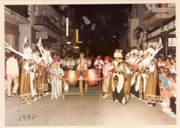 Timbalero en el desfile de 1986 con la Filà Jalufos abriendo el paso