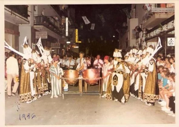 Imagen: Timbalero en el desfile de 1986 con la Filà Jalufos abriendo el paso