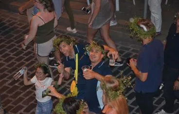 Vecinos de Xàbia con la corona de murta en la Nit de Focs