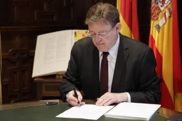 Ximo Puig firma el decreto de medidas de la Fase 3