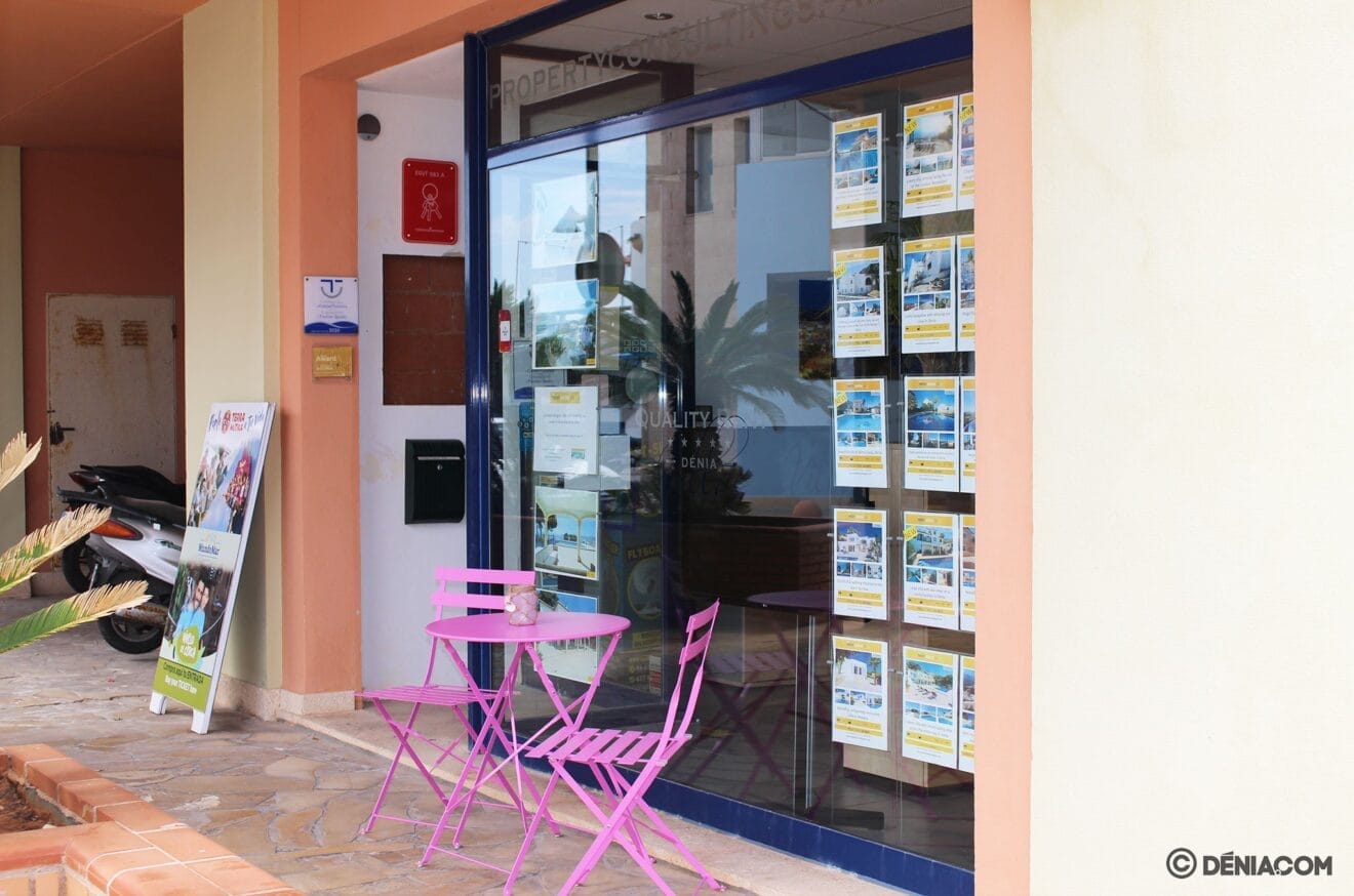 Zona exterior para la espera - Quality Rent a Villa