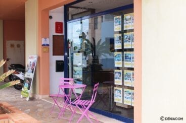 Zona exterior para la espera – Quality Rent a Villa