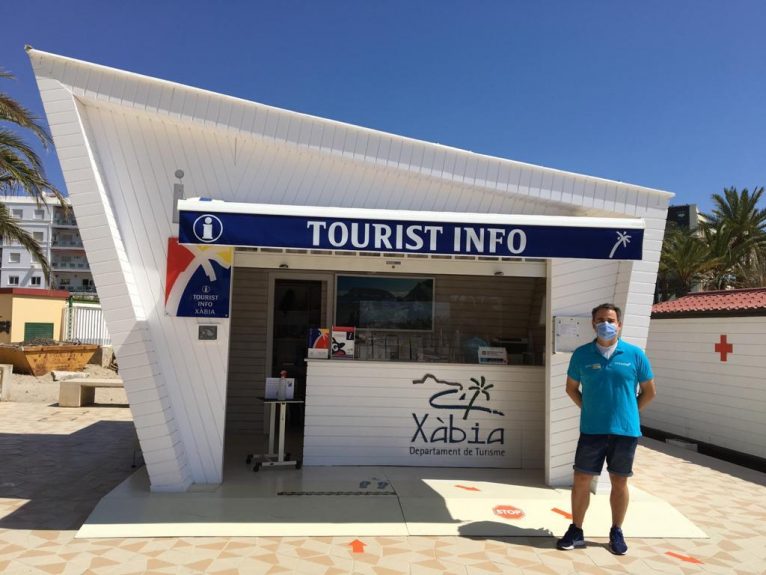 Student der Beschäftigungswerkstatt im Tourismusbüro von Xàbia
