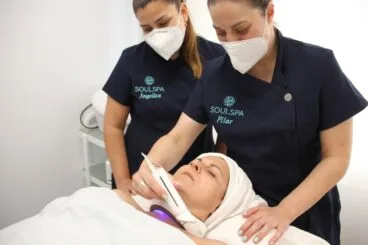 Aplicación del tratamiento Inhibit Neck-Lift de Natura Bissé en Soulspa Beauty & Experience