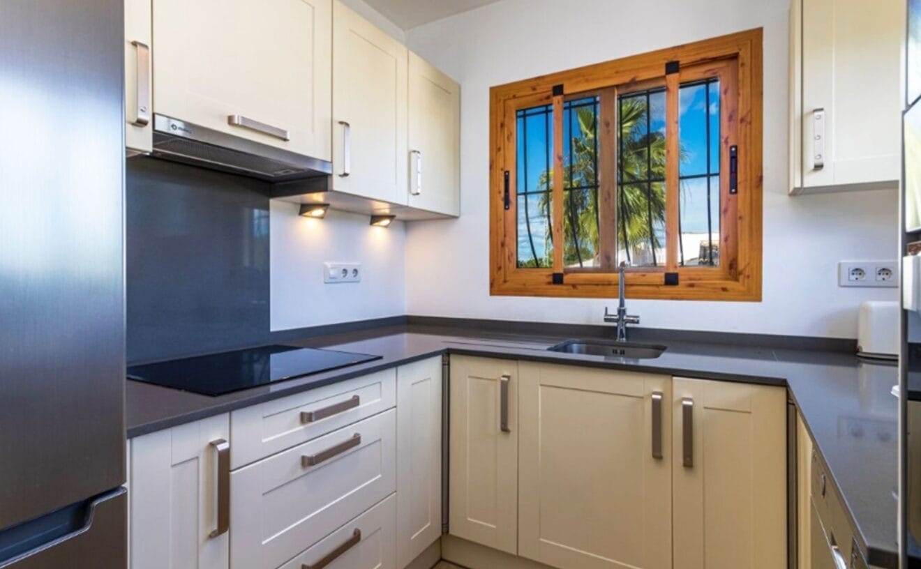 Cocina de un chalet en venta en la zona de Entrepinos en Jávea - Vicens Ash Properties