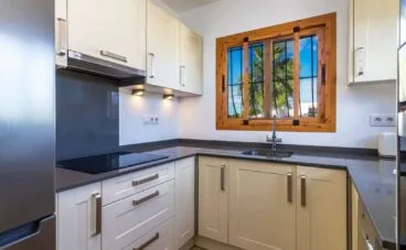 Cocina de un chalet en venta en la zona de Entrepinos en Jávea – Vicens Ash Properties