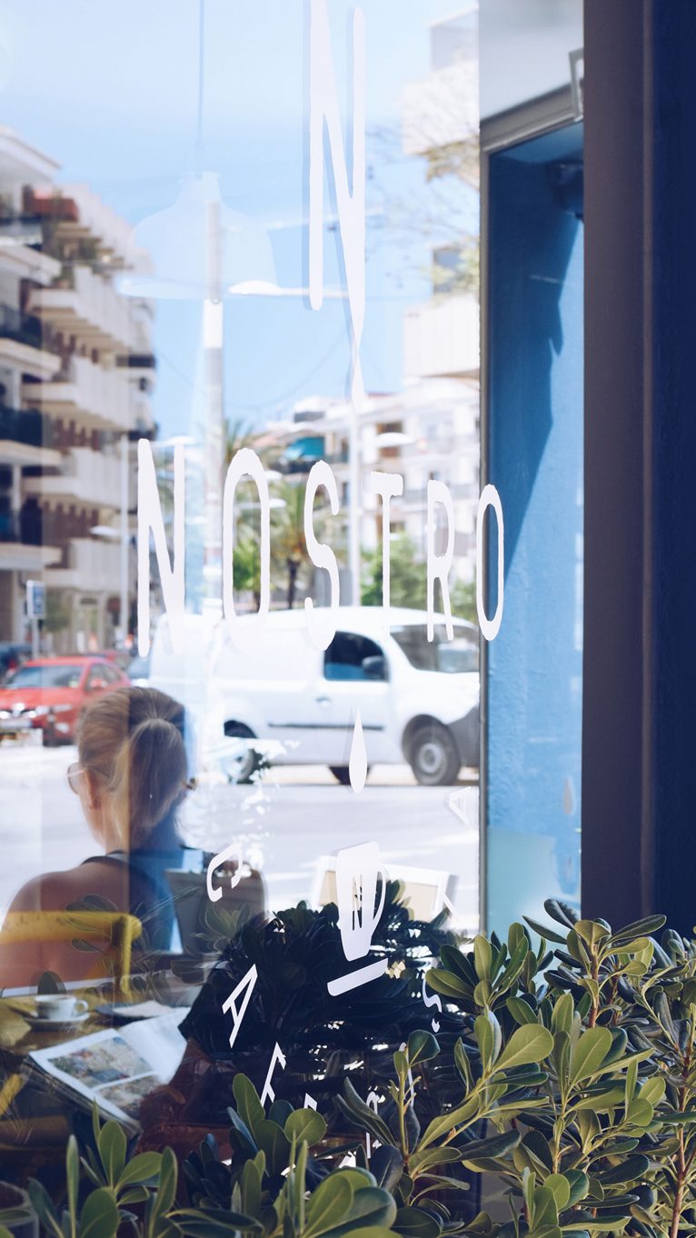 fenêtre-sur-la-rue-nostro-cafe-costa
