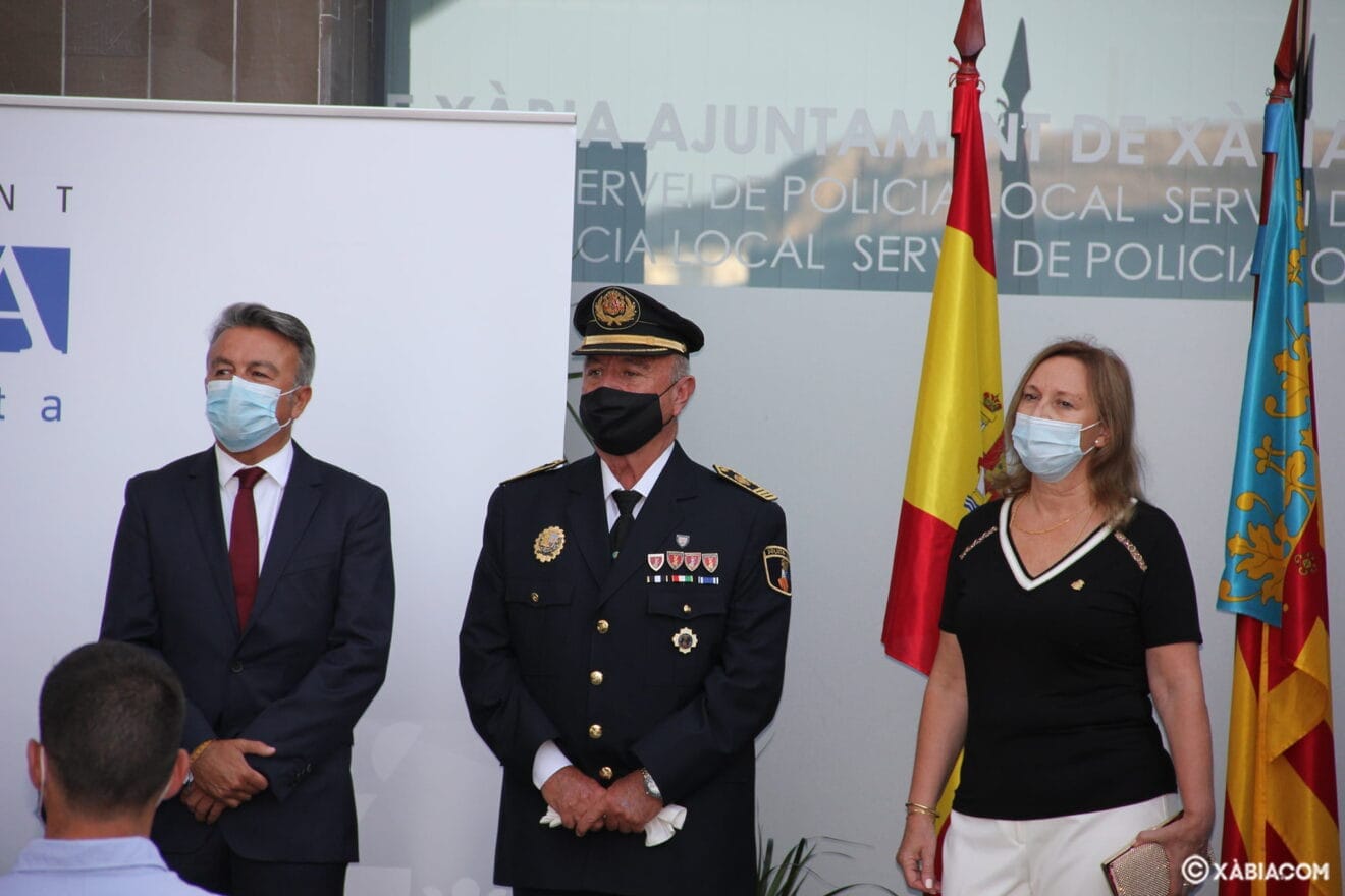 Cristóbal Buigues junto al alcalde  y concejala de Seguridad