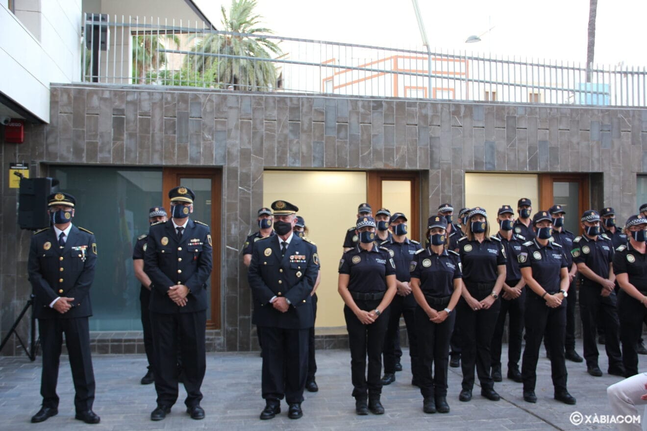 Cristóbal junto al cuerpo de policía local